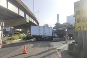 影/新北林口小貨車疲勞駕駛　高速衝撞小吃店全毀