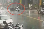 影/土城機車天雨路滑煞車噴飛　撞對向車騎士慘摔受傷