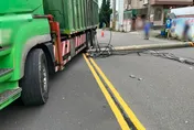 影/天兵！台南大貨車吊桿忘收　勾倒電線桿竄火花害2戶停電