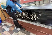 上百蟑螂大軍灑周氏蝦捲櫃檯！雨衣男遭逮　法院裁定3萬元交保