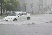 影/雷雨狂炸彰化員林「大橋灌瀑布」　水淹半個輪胎高