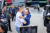 李四川PO同框相擁照！侯友宜留言讚「用心做事」盼並肩努力