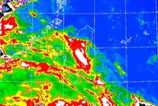 低壓帶續影響！雨彈砸爛屏東、台東夜空　氣象署急警戒