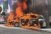 影/彰化開學日街頭「猛烈燃燒」！休旅車陷火海成焦黑殘骸