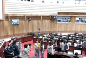 藍贈陳其邁「環遊世界包」！柯志恩喊接棒：換你繞著地球跑