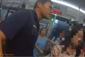 影/被包撞到不爽！新北公車變女子擂台扯髮砸包　警衝上車