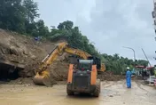 影/高雄大雨災情連連！路樹倒塌壓2車　小港擋土牆4天崩3次