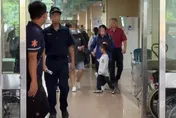 影/白髮人送黑髮人！南投勇消相驗母悲痛　隊友列隊淚送