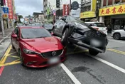影/花蓮驚見「車疊車」！休旅車騎上轎車　第一視角曝
