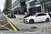 影/南京東路賓士出庫糾紛！車主掌摑保全　還頂人趴引擎蓋