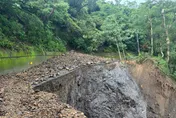 影/災情慘重！屏東春日鄉豪雨狂炸　屏146線路基掏空