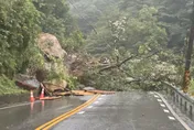 北宜公路46.3K土石坍方！雙向交通受阻　警急交管搶通