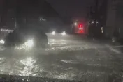 影/豪雨炸新北！直擊蘆洲馬路一度淹成小溪　轎車掀浪變快艇