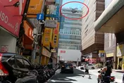 北市花盆高空砸落！騎士停讓行人　差1秒險被砸中
