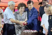 周遊淚崩！旺董祝壽喊「最佩服的台灣女性」　曝47年姐弟情