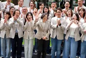 沈伯洋登記參選台北市長！蔡英文現身力挺贈「船舵」
