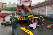 天雨路滑！新店65歲騎士自摔捲水泥車底　命大僅擦挫傷