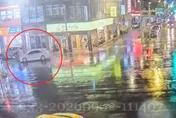影/新店轎車轉彎未禮讓行人　婦人斑馬線上遭撞飛腦出血