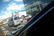 影/北市超扯畫面！派出所旁毒駕「停在民權大橋上」