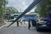 林口無人公車滑行撞斷電線桿　司機員忘拉手煞車釀禍