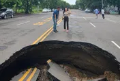 高雄又見「天坑」！楠梓路面突塌陷　議員急奔現場：鞋都來不及換