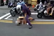 影/新北婦違規遭取締抓狂　撕罰單馬路上暴走警壓制管束