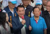 鍾東錦聲勢浩大登記參選　現場高喊「藍白一致」