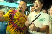 男子藉合照高喊「伯起台北」　沈伯洋掃街尷尬場面曝光