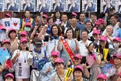 陪徐欣瑩登記參選　鄭麗文強調提名「開大門、走大路」
