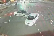影/狂按喇叭闖紅燈！桃園轎車遭攔腰猛撞　女駕駛昏迷