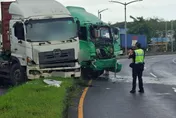 猛撞畫面曝！路面坑洞成「死亡陷阱」　2曳引車閃避不及雙雙衝上分隔島