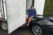 基隆貨車女駕駛忘拉手煞車　被自車車尾夾腿受困