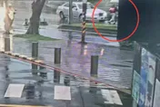 影/北市婦人撐傘小跑步過馬路　遭左轉賓士車撞飛受傷
