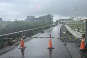 高雄豪雨下到「道路裂開」！大寮濃公路252巷緊急封路