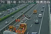 國1五楊高架車禍！小貨車自撞「四輪朝天」　驚悚畫面曝