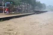 基隆馬路淹成河！市民湧謝國樑臉書刷「咕嚕咕嚕」：可以放假嗎