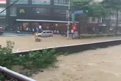 影/基隆暴雨狂炸！基金一路淹成「小黃河」慘況曝光
