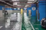 影/豪雨炸太猛！南港車站B3停車場變池塘　網驚：只能停快艇
