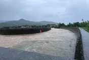 直擊新北金山、萬里豪雨漲潮大淹水　8校逾百師生緊急撤離