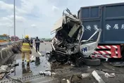 影/台78線曳引車爆胎衝對向！瞬間火燒車釀3傷　1人70%燒燙傷
