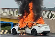 悚！竹北電動車全面燃燒火勢猛竄　40歲男受困身亡