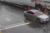 影/新店三寶車逆向撞機車　女騎士空翻2圈重落地骨折