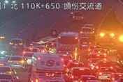 國道1號頭份段2車追撞翻覆　占3車道嚴重回堵