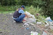 黑心廠商山坡地亂倒廢棄物　警垃圾堆中找線索逮人