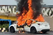西濱竹北電動車燒起來！　駕駛受困葬身火窟