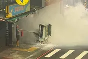 蘆洲深夜轟一聲！變電箱冒火勢　勇伯拿滅火器直接上了