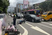 影/驚險畫面曝！北市工程車倒退撞公車　釀4人受傷