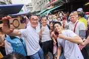 與蔣萬安板橋掃街拚選情　李四川高喊：不懼風雨向前行