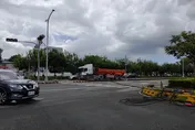 影/台中曳引車左轉勾扯電纜　號誌燈桿倒地幸無人傷