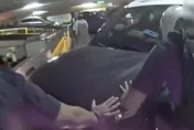影/西門町停車場車輛自撞水泥護欄　警民合力搬車排除
